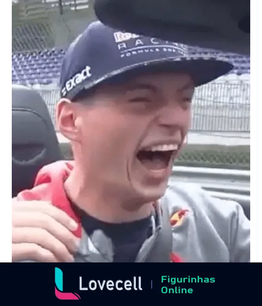 Max Verstappen rindo enquanto usa boné e casaco em autódromo durante evento de corrida de Fórmula 1