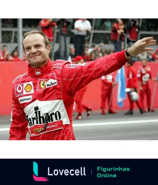 Piloto da Ferrari acenando vestido com macacão vermelho com logotipos da Marlboro e Bridgestone, sorrindo e cumprimentando o público