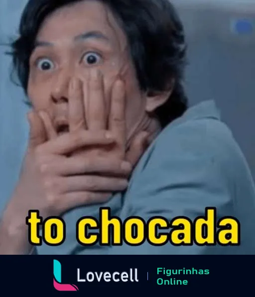 Figurinha 'To Chocada' mostrando um personagem de 'Round 6' com expressão surpresa, mãos no rosto e olhos abertos, com legenda 'to chocada'