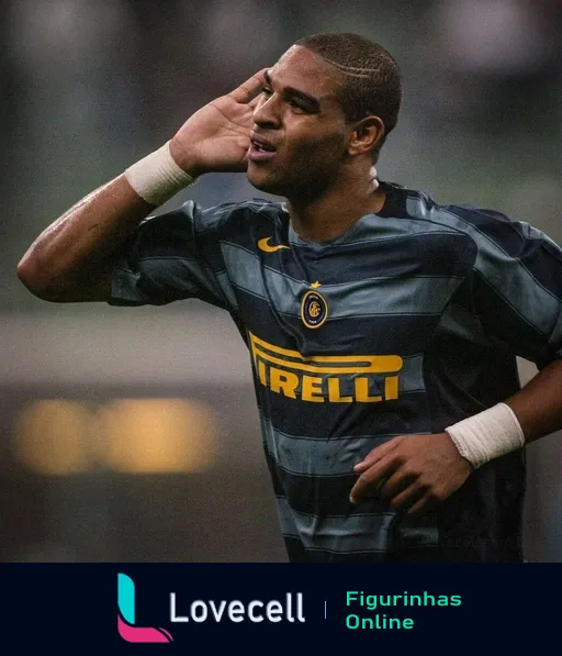 Jogador do Inter de Milão comemorando com uniforme listrado preto e azul e logo da Pirelli, ouvindo a torcida durante o jogo