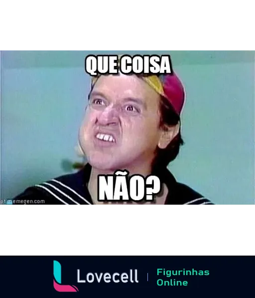 Figurinha de homem surpreso e cético usando camiseta listrada e boné vermelho, com a frase 'Que coisa não?' em destaque, sugerindo reação humorística a algo inesperado ou absurdo