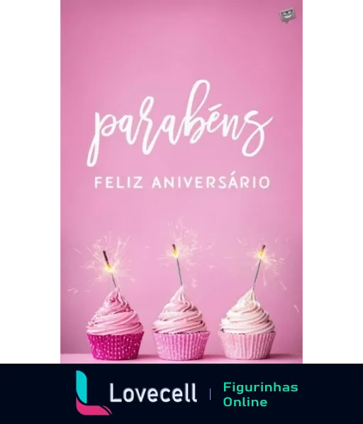 Figurinha de 'Parabéns Feliz Aniversário' com caligrafia elegante branca sobre fundo rosa, incluindo três cupcakes rosas com cobertura branca e velas acesas