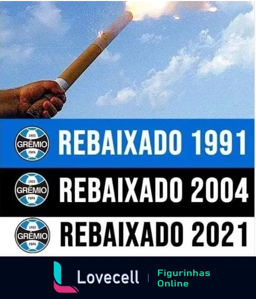 Tocha acesa sob céu azul com três selos representando os rebaixamentos do Grêmio em 1991, 2004 e 2021, cada um com o escudo do clube