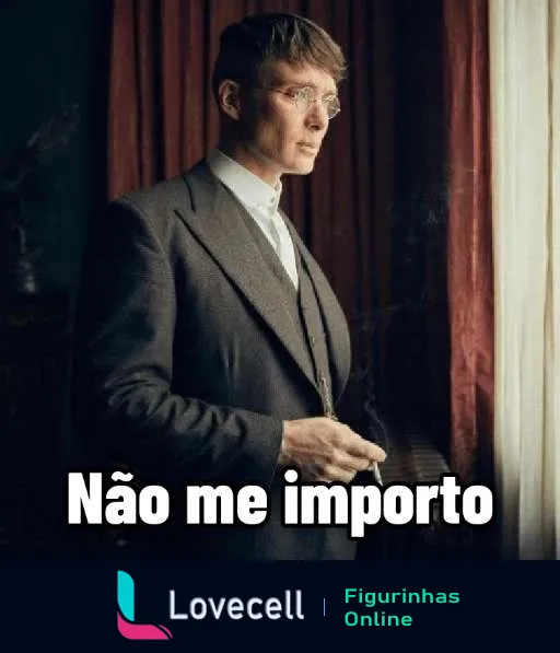 Figurinha do Peaky Blinders com homem sério vestido formalmente ao lado de janela e legenda 'Não me importo'