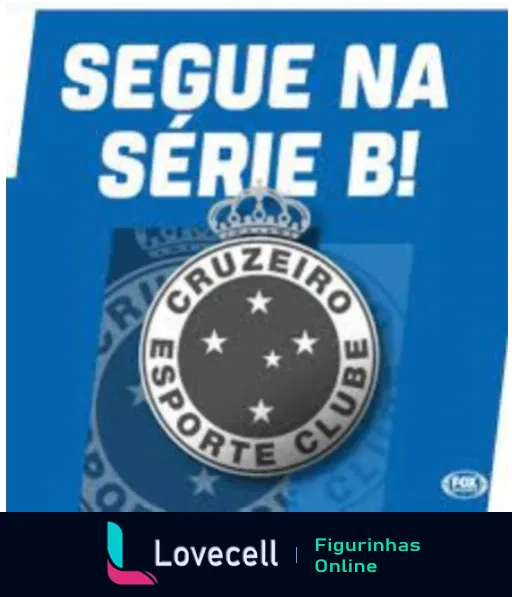 Logo do Cruzeiro Esporte Clube em azul com faixa azul e branca e escudo ao centro, com texto 'SEGUE NA SÉRIE B!' destacado