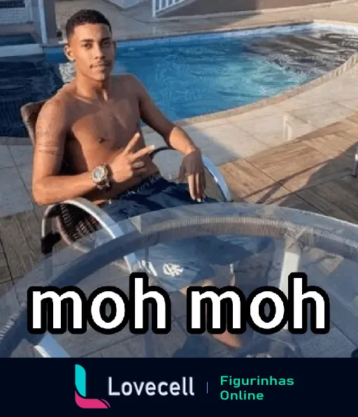 MC POZE sentado, sem camisa, relaxando em uma cadeira próxima a piscina com os textos 'moh moh' em cima.