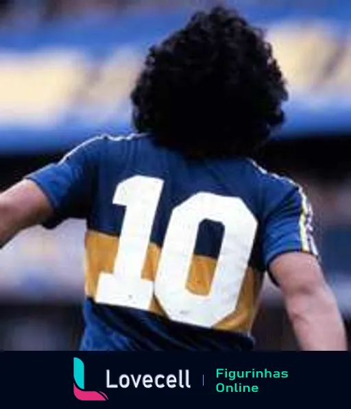 Figurinha de jogador icônico com cabelo cacheado e camisa número 10 azul e amarela do Boca Juniors