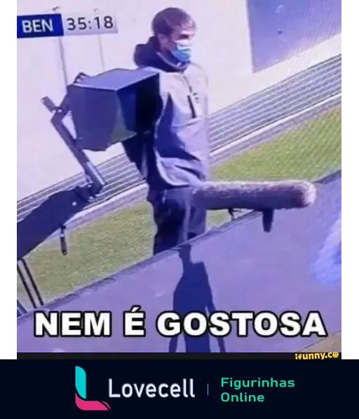 Imagem de um homem com máscara, segurando um equipamento em campo, com texto em destaque: 'NEM É GOSTOSA'. Meme humorístico relacionado a aparência.