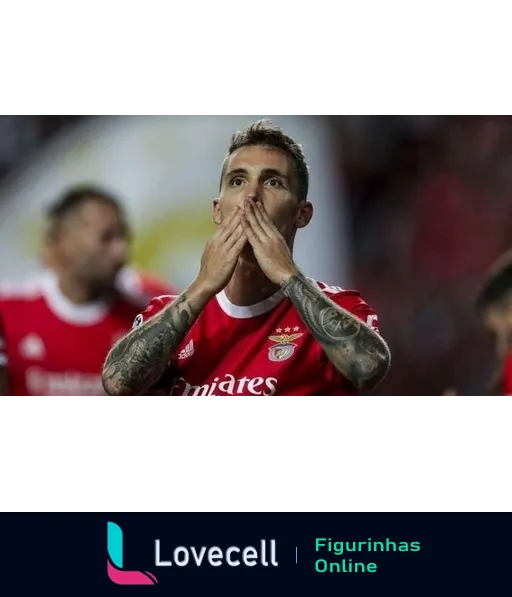 Jogador do Benfica emocionado comemora dentro de campo, vestindo uniforme vermelho com logo da Emirates, mãos cobrindo a boca e olhos fechados