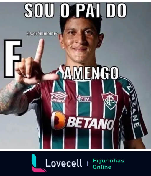 Jogador do Fluminense com camisa oficial fazendo sinal de 'L' e frase 'SOU O PAI DO FLAMENGO' destacada