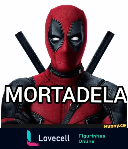 Figurinha de meme com o personagem Deadpool, vestindo traje vermelho e preto, segurando duas espadas, com a palavra 'MORTADELA' em destaque.