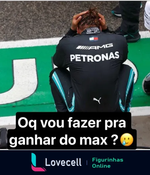 Figurinha de WhatsApp mostrando piloto de Fórmula 1 da Mercedes AMG Petronas sentado na pista, com as mãos na cabeça, frustrado, com texto 'Oq vou fazer pra ganhar do max ? 🥺'