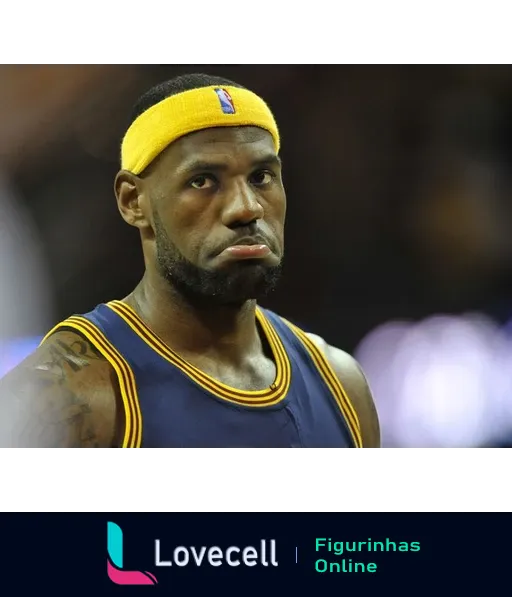 Lebron James com uma expressão triste e frustrada, vestindo uma faixa de cabelo amarela e o uniforme do time. Emoção capturada durante o jogo.