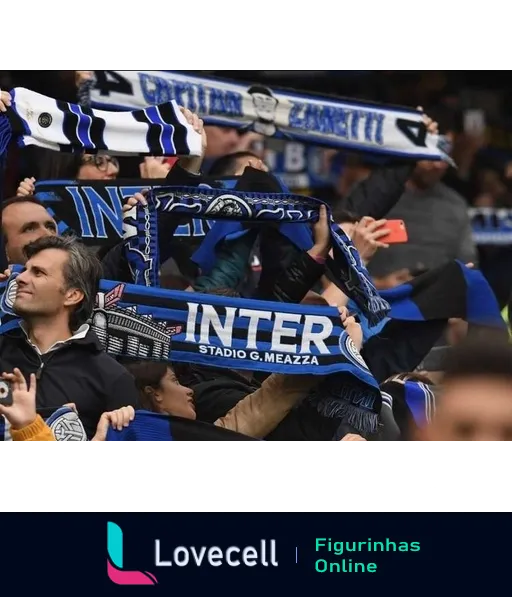 Torcedores animados do Inter de Milão segurando cachecóis no Estádio Giuseppe Meazza