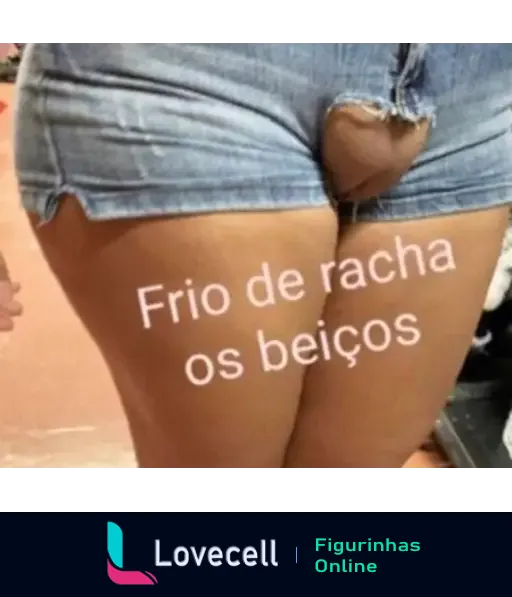 Pessoa vestindo shorts jeans curto com a abertura do zíper aparecendo parte da roupa íntima. Texto na imagem diz 'Frio de racha os beiços'.