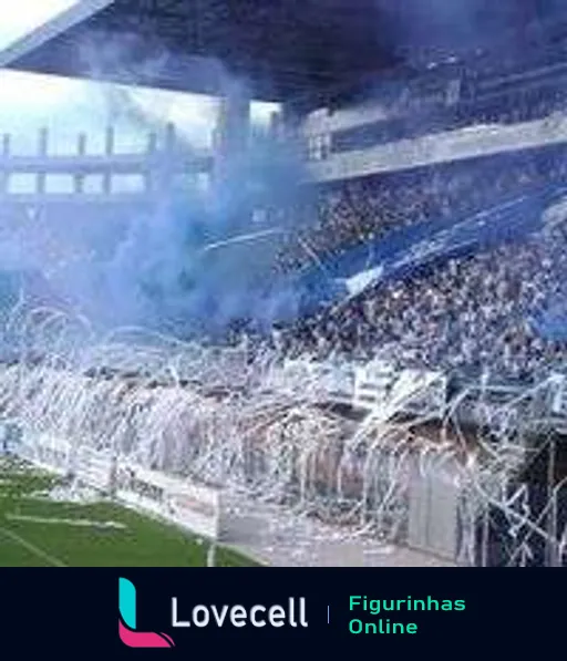 Torcida do Avaí vibrante no estádio, com rolos de papel e fumaça azul durante jogo de futebol