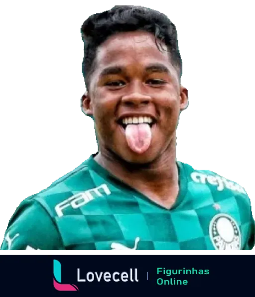 Jogador jovem do Palmeiras comemorando com sorriso e mostrando a língua, vestindo uniforme verde e branco