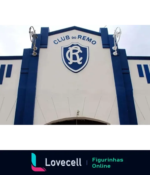 Fachada do Club do Remo mostrando entrada principal com cores azul e branco e escudo com as letras 'CR' entrelaçadas acima do arco da porta