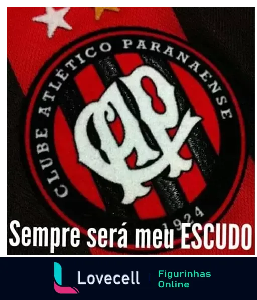 Figurinha do escudo do Clube Atlético Paranaense em preto e vermelho com as iniciais CAP e faixa com o texto Sempre será meu ESCUDO