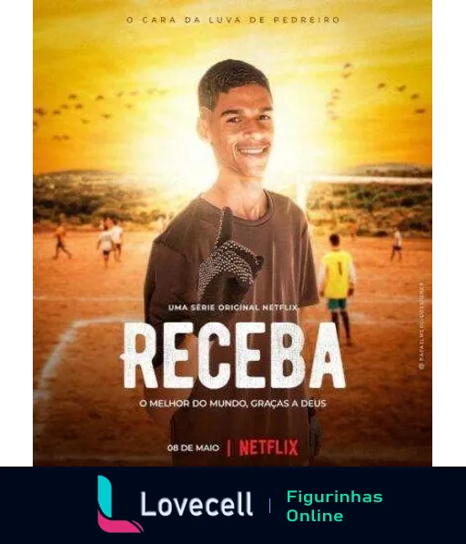 Luva de Pedreiro sorrindo em campo de futebol ao pôr do sol no pôster da série 'Receba - O Melhor do Mundo, Graças a Deus', lançamento da Netflix em 08 de maio