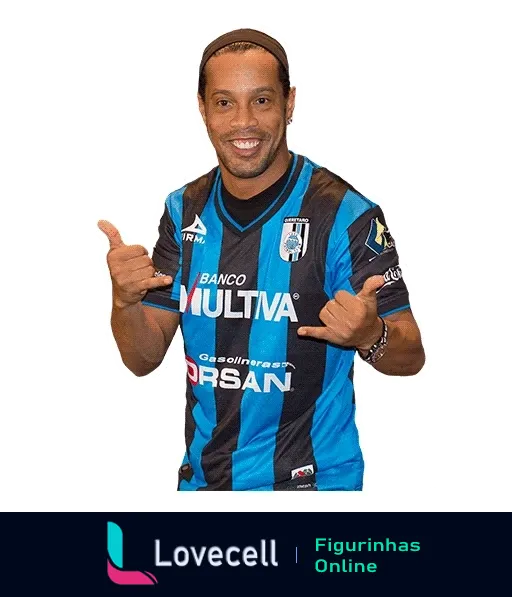 Ronaldinho Gaúcho sorrindo e fazendo sinal de positivo com as mãos, vestindo uniforme do Querétaro com logos do Banco Multiva e Gasolineras Orsan