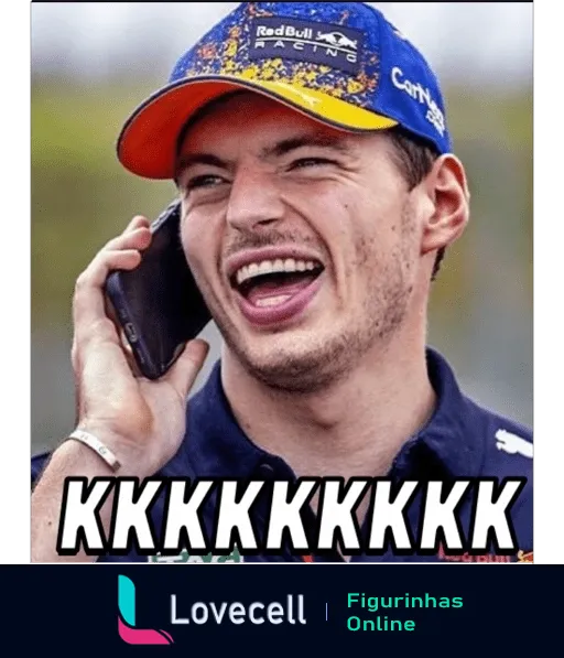 Max Verstappen rindo ao celular, usando boné da Red Bull Racing, com texto 'KKKK KKKKK' indicando risada