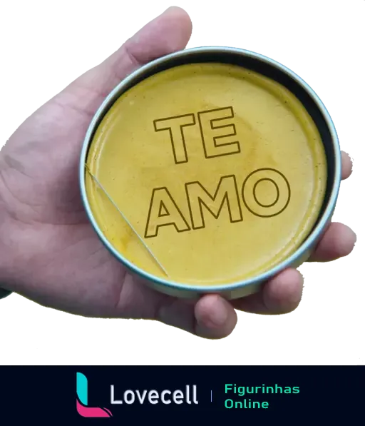 Mão segurando uma lata amarela com 'TE AMO' em letras maiúsculas, transmitindo uma mensagem de amor