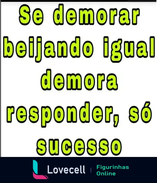 Figurinha com fundo claro e texto em negrito amarelo delineado em preto. Texto: 'Se demorar beijando igual demora responder, só sucesso'.