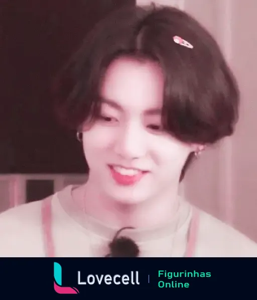 Jungkook Soft com presilha no cabelo e leve sorriso, transmitindo uma aparência adorável e serena.