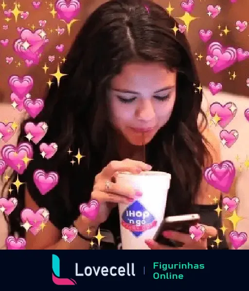 Figurinha de amor com corações brilhantes ao redor de uma pessoa bebendo um milkshake e usando o celular