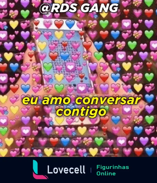 Figurinha colorida de WhatsApp mostrando um celular com muitos emojis de coração e a frase 'eu amo conversar contigo'.