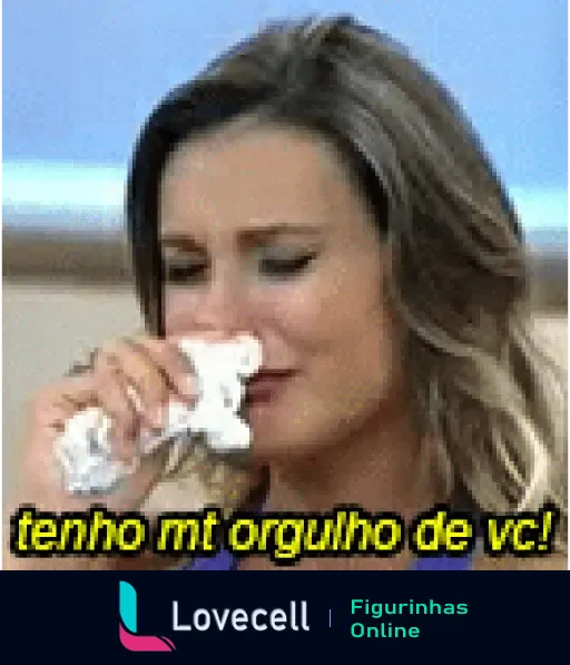 Mulher emocionada, com lágrimas nos olhos e papel na mão, com texto 'tenho mt orgulho de vc!'.