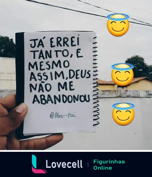 Pessoa segurando caderno com a mensagem evangélica: 'Já errei tanto, e mesmo assim Deus não me abandonou', com emojis de anjo.