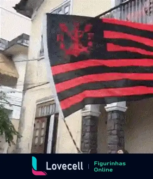 Bandeira do Flamengo balançando ao vento com cores vermelho e preto e símbolo do clube, em frente a uma construção de arquitetura antiga