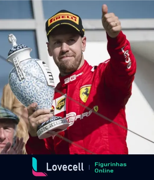 Piloto da Ferrari em uniforme vermelho segurando troféu e comemorando vitória na F1, sorrindo e levantando o dedão para cima