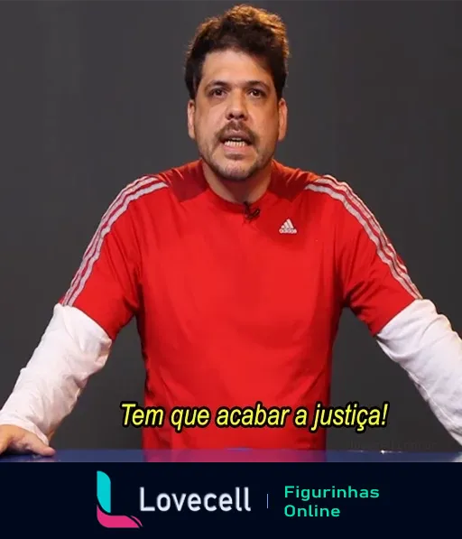 Figurinha do Choque de Cultura com um homem sério, usando uma camisa vermelha com listras brancas, dizendo 'Tem que acabar a justiça!'