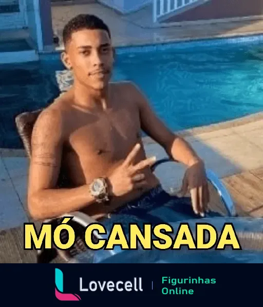 Homem sem camisa sentado em uma cadeira ao lado de uma piscina exibindo gesto de vitória, aparentando estar relaxado, com o texto 'MÓ CANSADA' em amarelo.