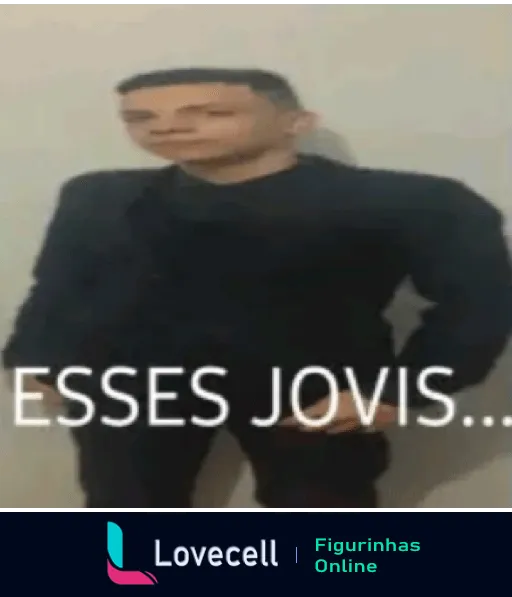 Imagem de um homem em uma pose descontraída, com a legenda 'ESSES JOVIS...' em destaque na parte inferior.