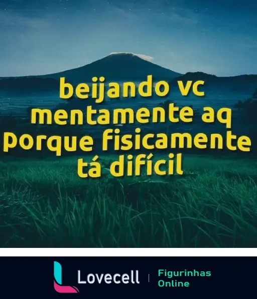 Paisagem noturna com monte e céu estrelado, frase romântica em texto branco 'beijando vc mentalmente aq porque fisicamente tá difícil'