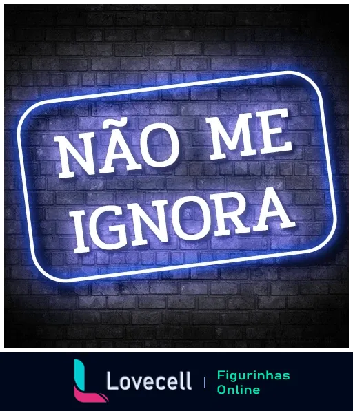 Figurinha com frase 'NÃO ME IGNORA' em letras brancas com contorno neon azul em fundo de tijolos escuros