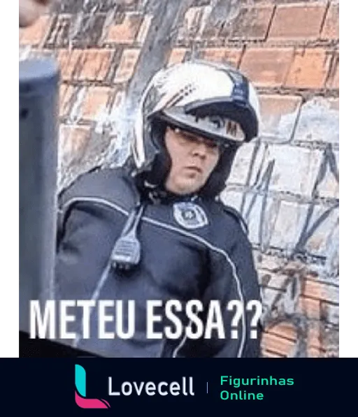 Figurinha de WhatsApp com policial surpreso usando capacete e uniforme completo, com texto em letras brancas no topo dizendo 'METEU ESSA?', expressando humor e incredulidade