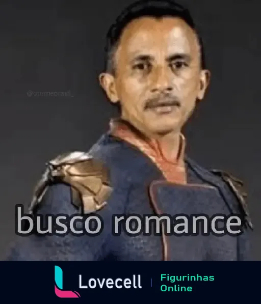 Figurinha de Manoel Gomes, conhecido pelo meme Caneta Azul, com a frase 'busco romance'. Ele está vestido como um super-herói.