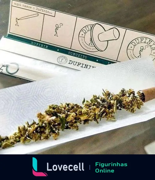 Imagem mostrando a preparação de um cigarro com cannabis esfarelada sobre uma folha de papel, com embalagem da marca Dupin ao fundo e instruções de enrolamento