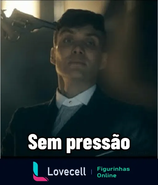 Figurinha de WhatsApp mostrando personagem masculino de Peaky Blinders com traje formal e expressão séria, com uma arma apontada para a cabeça, e a frase 'Sem pressão' indicando ironia