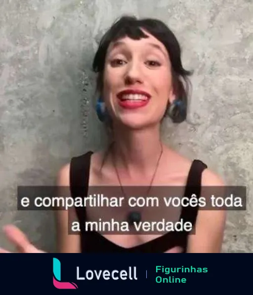 Mulher com cabelos curtos e brincos azuis expressando entusiasmo em um ambiente simples e casual ao compartilhar sua verdade pessoal