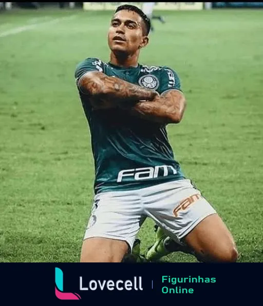 Jogador do Palmeiras ajoelhado no campo comemorando, olhando para cima com intensidade, camisa com patrocínio da FAM