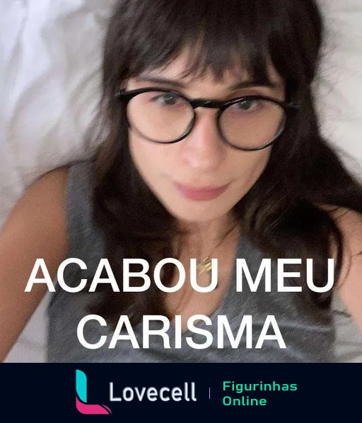 Mulher com óculos, deitada, olhando para cima, com selfie desfocada e frase 'ACABOU MEU CARISMA' em texto branco, expressando humor sobre esgotamento de carisma