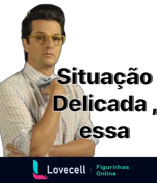 Homem sério e pensativo com óculos fazendo gesto de ponderação, com texto 'Situação Delicada, essa' em fundo neutro