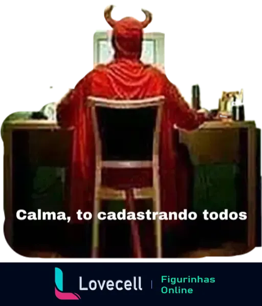 Figurinha humorística do diabo vestido de vermelho sentado em uma mesa com velas e garrafas, com a frase 'Calma, tô cadastrando todos'