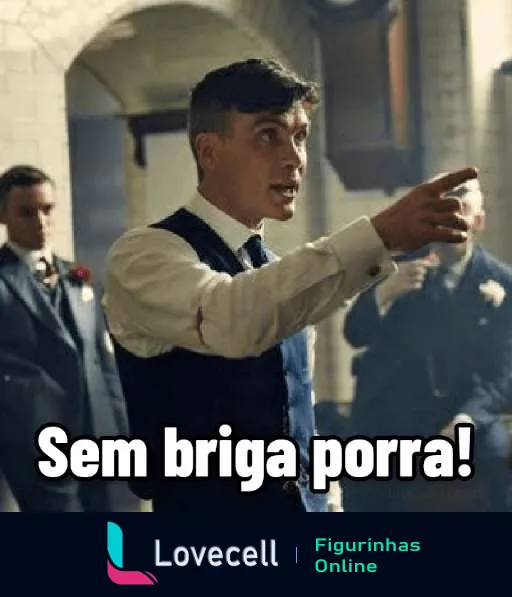 Homem em traje formal interrompendo uma briga com expressão séria, apontando para fora do quadro e com a frase 'Sem briga porra!' em destaque